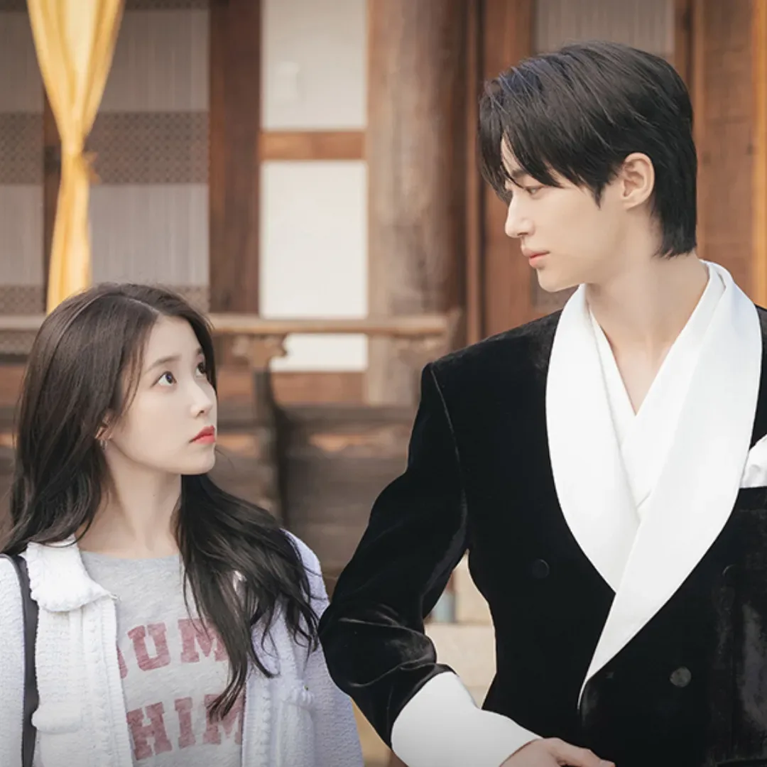 Disney+-熱播浪漫韓劇-21 世紀大君夫人-IU-李知恩-邊佑錫-皇室派對入場紅毯-命運初遇射箭場-浪漫相遇石橋-幽會心動石牆-周末限定活動-21世紀大君夫人限定咖啡-大婚拍貼機體驗